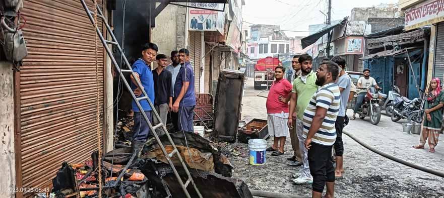 उत्तराखण्ड में यहां मेन बाजार स्थित दुकान में धधकी भीषण आग, जलकर राख हुआ सारा सामान