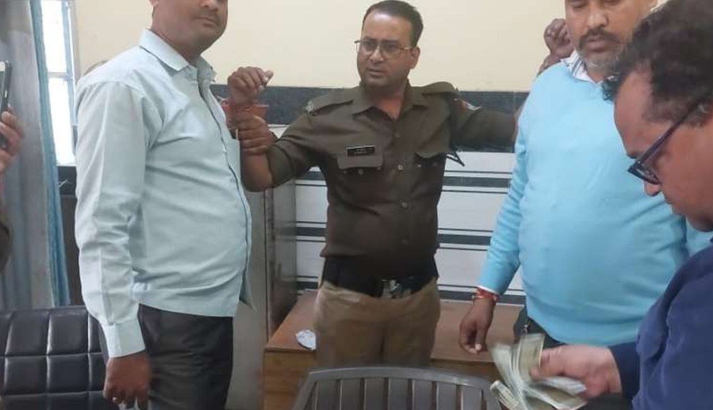 हरिद्वार विजिलेन्स टीम नें घूस माँगने के जुर्म में पुलिस कर्मी को किया गिरफ्तार