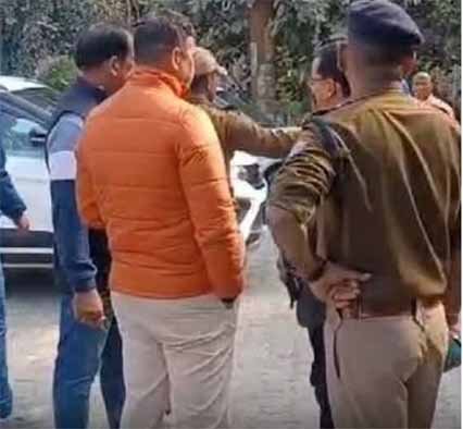 उत्तराखण्ड में भाजपा विधायक की दबंगई, बीच सड़क पर परिवहन कर अधिकारी को दी थप्पड़ मारने की धमकी