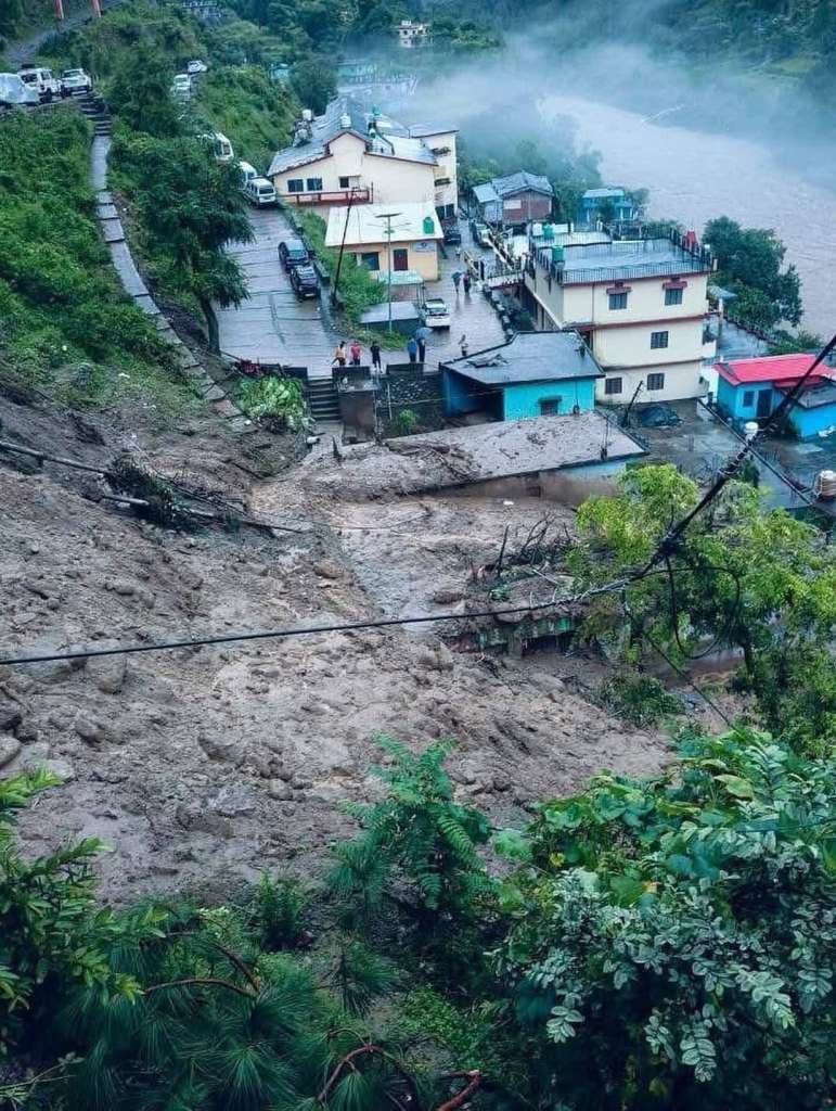 चमोली के थराली में बादल फटने से बड़ी तबाही। बचाव कार्य में प्रशासन मुस्तैद।