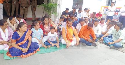 बीजेपी नेता विपिन पांडे परिवार सहित हल्द्वानी कोतवाली में बैठे धरने पर
