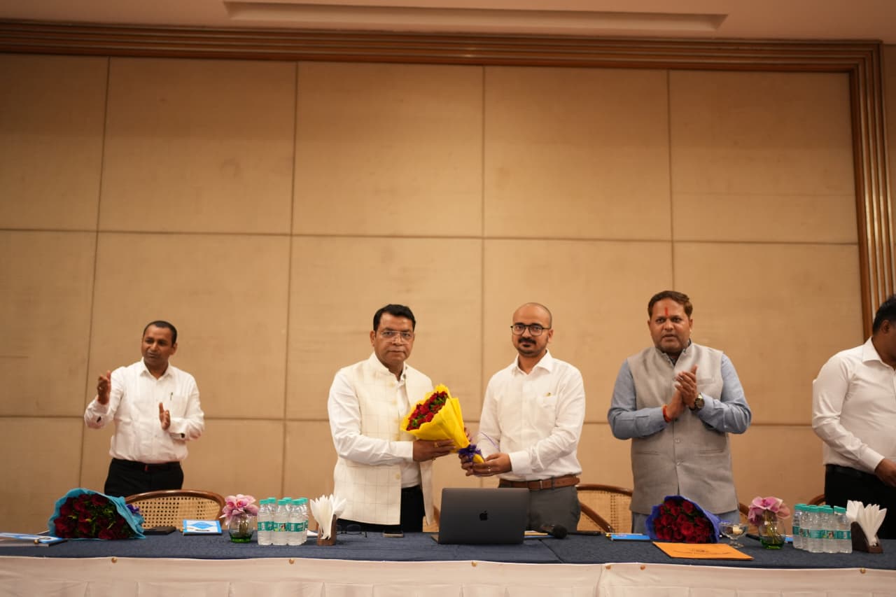 दिल्ली से आए छात्रों नें रुद्रपुर के विकास की परियोजनाओ और समस्याओ पर अधिकारीयों संग की बैठक।